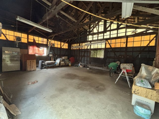 現地：上物内観写真　天井高もあり、工場や倉庫に適しております。