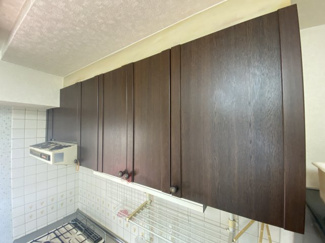 キッチン上部、下部に収納があり、食器やお鍋をしまう事ができすっきりと片付きそうですね♪