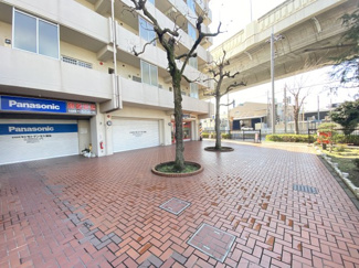 緑に囲まれた穏やかな空気が流れるエントランスです。