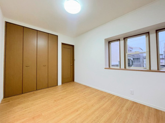 「2階南東側洋室」約6帖のお部屋です。