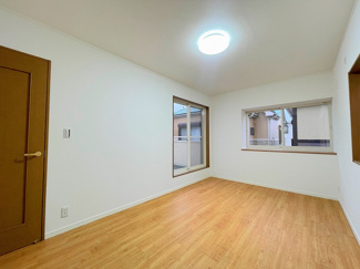 「2階西側洋室」約7.5帖のお部屋です。