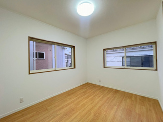 「2階北側洋室＿約6帖」2面採光で日当たり良好です。