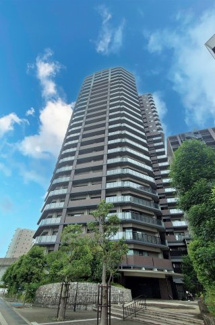 最寄り駅まで徒歩1分、忙しい朝でも余裕が生まれます。
周辺にはスーパーや飲食店、ドラッグストアなどが徒歩圏内にあるため、生活の利便性もアップ♪