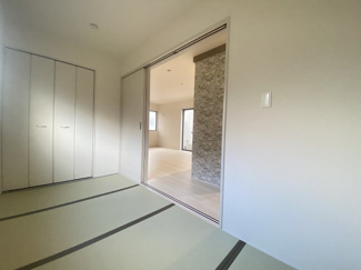 約4帖の和室。ご来客時に府ご活用いただいたり、少し休憩をしたり、小さなお子様のスペースとしたりと幅広くご活用いただけます。