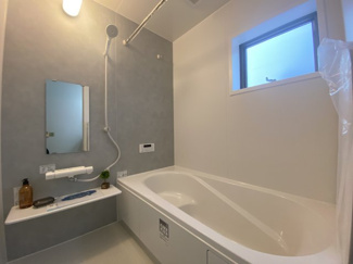 一日の疲れをゆっくりとほぐせる浴室です。清掃性にもこだわりました。窓付きで換気もたっぷりできます。