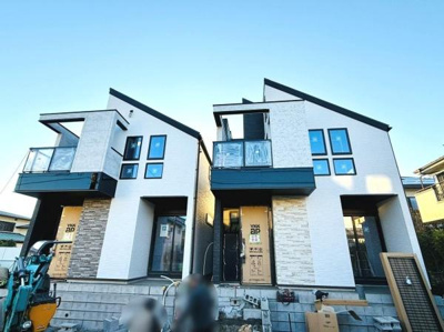 【外観】 洗練されたデザインが目を引く外観です。バルコニーが特徴的で開放感のある仕上がりとなっています。個性的な窓配置が印象的で現代的な雰囲気を演出しています。モダンなフォルムが住まいの魅力を高めています。