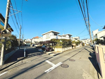 前面道路を含む現地写真から周辺は整然とした住宅街であることが伝わります。道路幅も見通しが良く交通量が落ち着いた雰囲気です。空が広く感じられる開放的なロケーションとなっています。