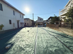 陽当たりの良い現地土地写真です。周囲には住宅が並び落ち着いた雰囲気が感じられます。整地されており即利用できる状態です。前面道路との高低差も少なくアクセスがしやすい印象です。