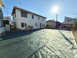 陽当たりの良さが感じられる現地土地写真です。見通しもよく開放感のあるスペースが広がっています。通りからのアクセスも便利な立地です。周囲は閑静な住宅街で落ち着いた雰囲気が魅力です。