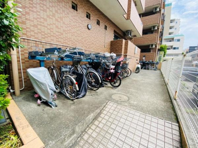 敷地内に自転車置き場が設けられており複数台の自転車を駐輪できます。自転車の管理がしやすく居住者にとって便利なスペースです。屋根付きのため雨天時にも配慮されています。