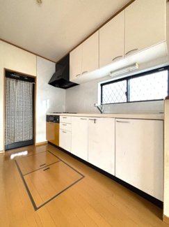 床下収納もついています。勝手口や窓もあるので風通しや採光もとれます。