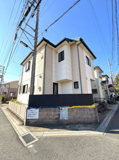 公道面は角地になっており、開放的な印象です。
日当たりも良く、安心して暮らせる住環境が魅力です。
敷地内に1台分のカースペースをご用意しております。（車種による）