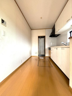 便利な勝手口ドアがついた、明るいキッチンです。
風通しも良く、開放感あふれる空間で心地よい時間を。