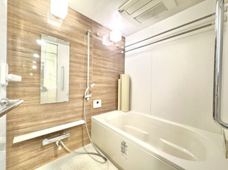 広々とした浴室は日頃の疲れを癒す清潔感のあるバスルームです。毎日のリフレッシュにおすすめです。