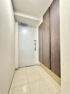 ～落ち着きのあるアプローチ～
大容量の玄関収納・白を基調とした明るいタイルを使用しております。