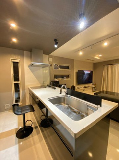 フルフラットのオープンキッチンは、家族でキッチンに立って一緒にお料理も◎デザインはもちろんのこと、お手入れのしやすさにもこだわったキッチンです。