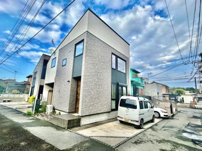 現代的なデザインが印象的な外観です。落ち着いた色合いの外壁が周囲の環境と調和しています。道路からのアクセスも良好です。駐車スペースも確保されています。住宅街の一角に位置する建物です。