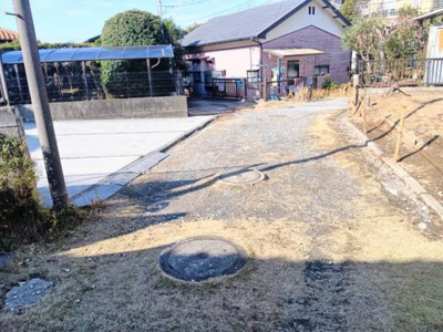 前面道路は見通しが良く車の出し入れがしやすい環境です。落ち着いた住宅街に位置しています。周囲の建物との距離も確保されています。