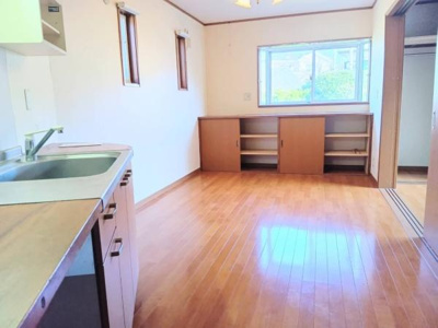 ぜひ一度現地をご覧ください♪　リビングには大きな窓からたっぷりと自然光が差し込み明るく開放的な雰囲気です。床は落ち着いた色合いで統一されすっきりとした空間が広がっています。