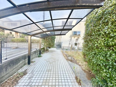ぜひ一度現地をご覧ください♪　リビングには大きな窓からたっぷりと自然光が差し込み明るく開放的な雰囲気です。床は落ち着いた色合いで統一されすっきりとした空間が広がっています。
