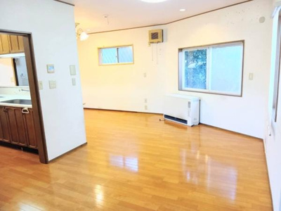 明るい色合いのフローリングで開放感があります。壁面の収納棚も便利に活用できます。