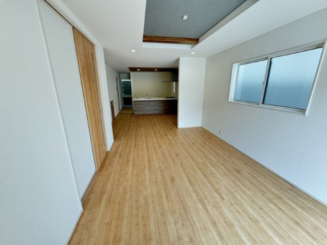 天井の一部を一段高くした「折り上げ天井」にアクセントクロスを施し、空間に奥行きと高級感をプラス。