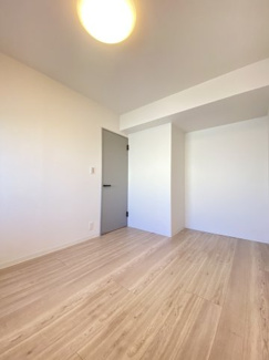 約5.9帖の洋室です。くつろぎのプライベート時間を明るい空間で穏やかにお過ごしいただけます。