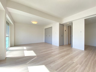 新規リノ―ベションをし生まれ変わった暖かなリビングです。キッチンとリビングを分けることで生活スペースに広がりが生まれました。ご家族が使いやすい大容量のリビング収納もございます。