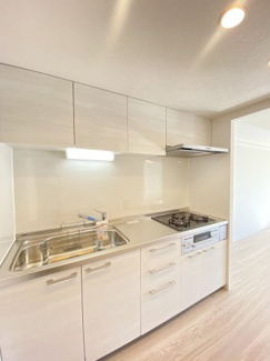 清潔感のある白いキッチンです。独立キッチンスペースは広々としており、お部屋の中の空間を有効活用できます。