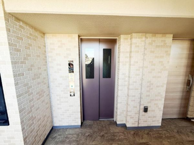 エレベーターが設置されているため移動が便利です。共用スペースも清潔感があります。レンガ調の外壁が落ち着いた雰囲気を演出しています。設備が充実した共用部分です。建物の管理がしっかり感じられます。