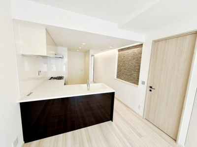 白を基調としたキッチンは明るく開放感のある空間です。シンプルなデザインが清潔感を引き立てています。カウンターの存在感がしっかりあり使い勝手にも配慮されています。収納も豊富で片付けやすいレイアウトです。