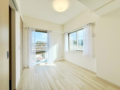 リビングには大きな窓があり明るい陽射しが差し込みます。ナチュラルなフローリングが空間をすっきりと見せています。室内はシンプルで使いやすい形状です。収納スペースも備え付けられています。