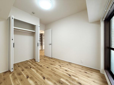 白を基調としたシンプルな内装が印象的なお部屋です。収納スペースが備わっており整理整頓に便利です。大きな窓からしっかりと光が差し込み明るい雰囲気です。扉付き収納で見た目もすっきりします。