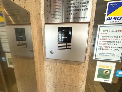 エントランスにはオートロックが設置されていてセキュリティ面に配慮されています。操作パネルが見やすい位置にあるため来訪者の管理もスムーズです。掲示物がしっかり設置されており利用者への案内が丁寧です。