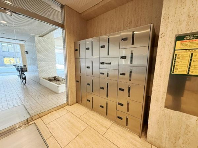 宅配ボックスが設置されており不在時にも荷物の受け取りが可能です。清潔感のあるエントランスで管理の行き届いた共用部が印象的です。ステンレス製のボックスは使いやすさにも配慮されています。