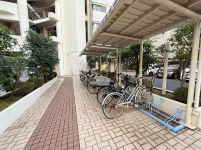 敷地内に自転車置き場が整備されており屋根付きで天候に左右されず利用できます。駐輪スペースがしっかり確保され多くの台数に対応可能です。隣接して駐車場もあり車や自転車の利用が便利です。