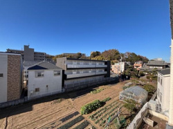 現地からの眺望は開放感のある視界が広がっています。青空とグリーンの景色が調和しています。周囲の建物との距離も確保されており圧迫感を感じにくいロケーションです。畑の風景が自然を身近に感じさせてくれます。