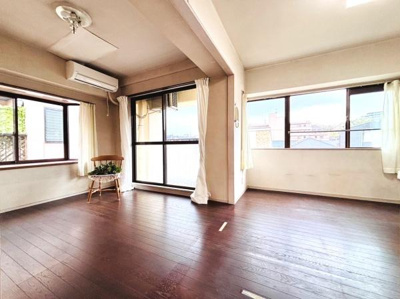 二面採光で明るく開放的なリビングです。室内はスッキリとした印象で自由なレイアウトが可能です。フローリングが落ち着いた雰囲気を演出しています。エアコンが設置されており快適に過ごせます。