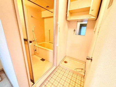 浴室と洗面スペースが分かれており使い勝手の良いレイアウトです。清潔感のある明るい色合いが印象的です。収納棚も設けられているので小物の整理にも便利です。シャワーと浴槽がしっかり分かれている点が特徴です。