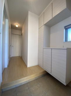 コの字型の大きな玄関収納をご準備。毎日使う玄関だからこそ、日差しも差し込む窓付きの明るい空間になりました。