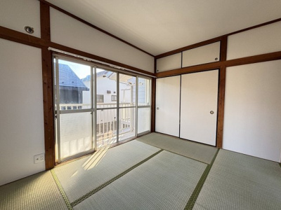 畳の上でゆっくりとくつろげる和室です