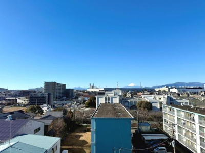 視界が広がる現地からの眺望をお楽しみいただけます。晴れた日には遠くの山並みも見渡せる開放感があります。上層階ならではの遠望が魅力の一つです。外の景色が日常に彩りを添えます。