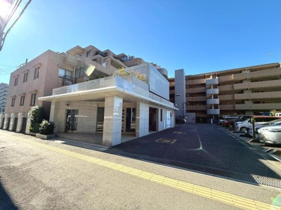 明るい外観で清潔感のある建物が印象的です。広々としたエントランスは快適な出入りをサポートします。アプローチ部分も整備され安心してご利用いただけます。周囲には駐車スペースも確保されています。