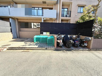 便利なごみ置き場とバイク置き場がしっかり整備されています。敷地内に設けられているため日々の生活がスムーズです。バイクや自転車も安心して置けるスペースがあります。清掃もしやすい配置です。