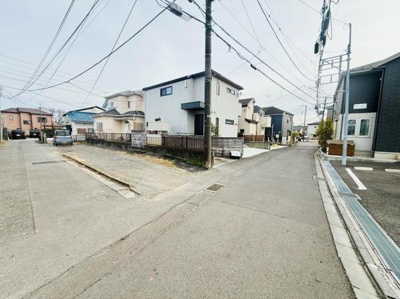 閑静な住宅街に位置し周辺は落ち着いた雰囲気です。道路幅が広く車の出入りもゆとりがあります。角地のため開放感があり見通しも良好です。整った街並みで暮らしやすい環境です。