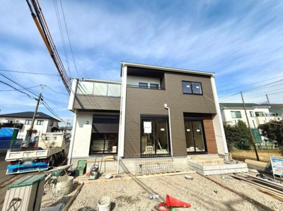 シンプルでモダンなデザインが特徴の外観です。大きな窓から明るい光が差し込みます。落ち着いた色合いが周辺環境に調和しています。二階部分のバルコニーも魅力的です。無駄のない直線的なフォルムが印象的です。