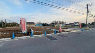 広々とした現地土地写真です。開放感のある区画でお好みに合わせた建物プランが検討できます。前面道路が整備されており車の出入りもスムーズに行えます。周囲には住宅が点在しており落ち着いた環境となっています。