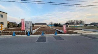 開放感のある現地土地写真です。道路に面しておりお車の出入りもスムーズです。周辺は落ち着いた住環境が広がっております。整形地で使いやすそうな区画です。日当たりも期待できます。