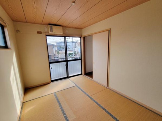 明るい光が差し込む和室です。広々とした畳の空間が広がり落ち着いた雰囲気を感じられます。バルコニーに面した窓からは開放感があります。シンプルなデザインで使い勝手の良い一室です。