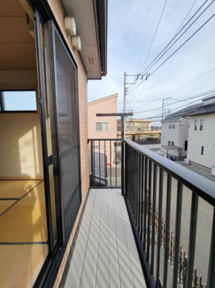 南向きのバルコニーは陽当たりが良く開放的な雰囲気を楽しめます。室内からの出入りもしやすく気軽に使えるスペースです。周囲の眺望も確保されており日々の生活に便利です。風通しも期待できます。